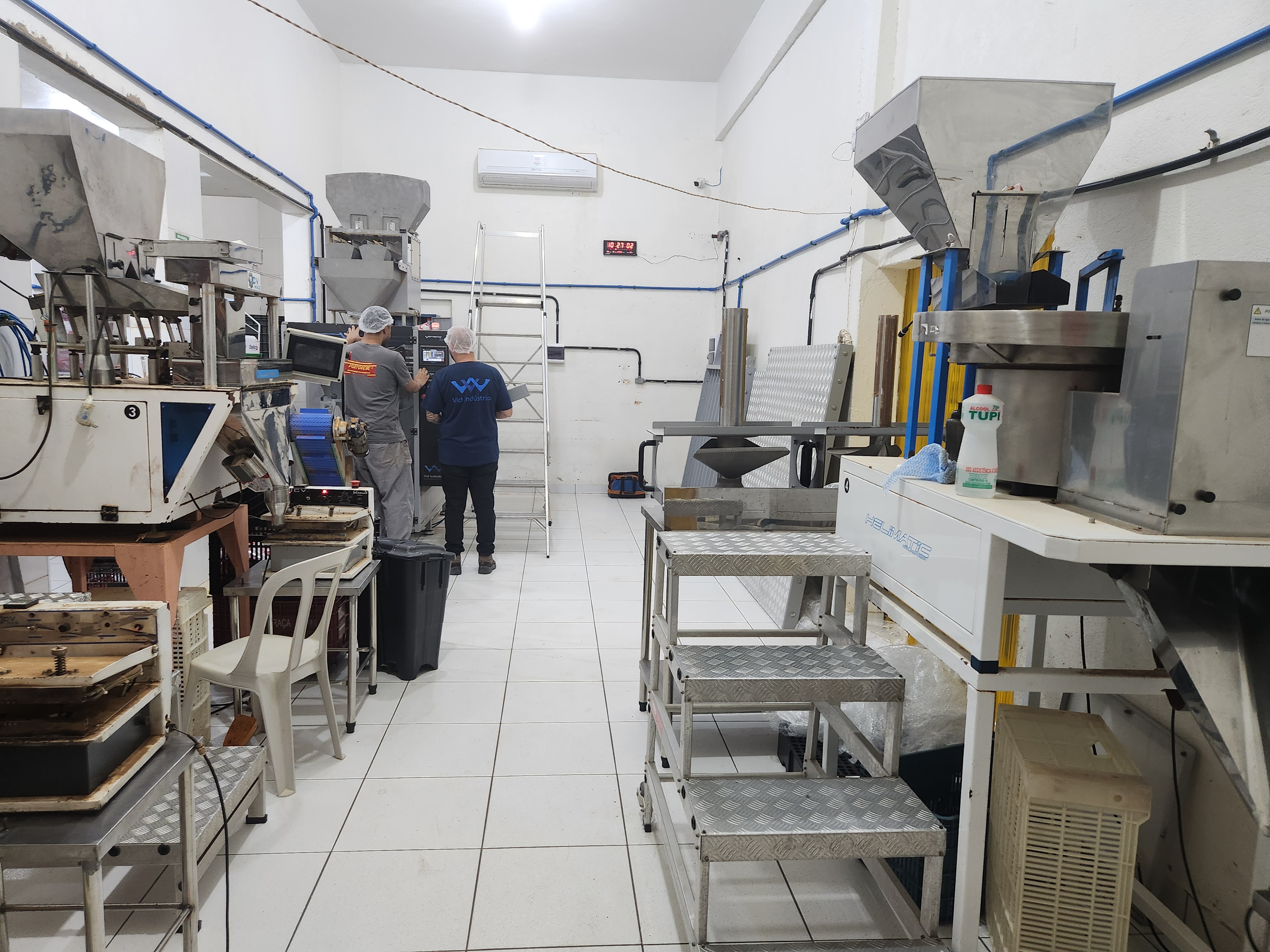 Interior da fábrica do Armazém Real, mostrando a dedicação e cuidado na produção de alimentos.